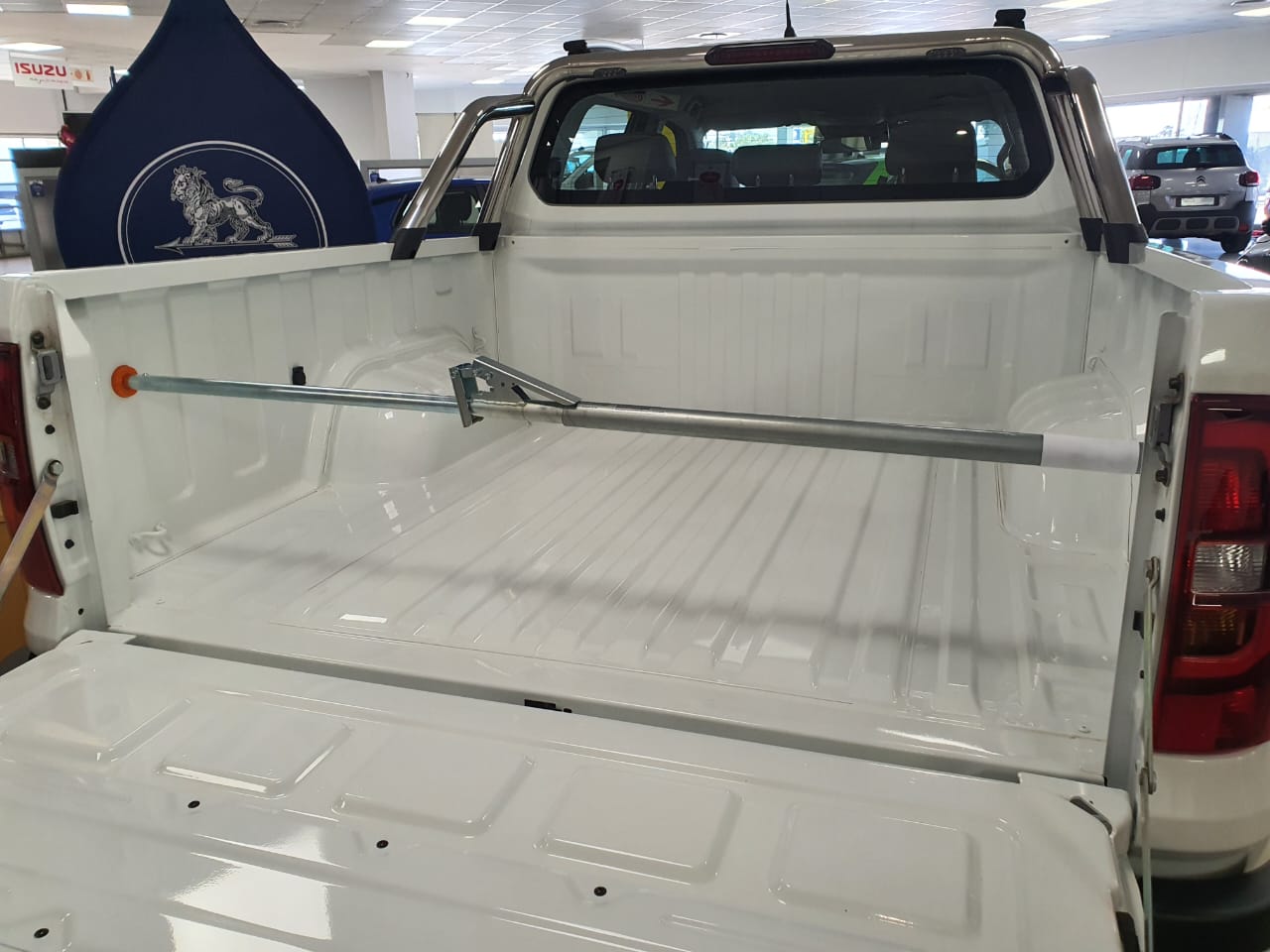 1.2M CARGO BAR (Maximum reach 2.1m)